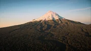 Ein Vulkan wie gemalt: Der Taranaki ist bekannt für seine Schuttlawinen, die ganze Landstriche und Wälder verwüsten.