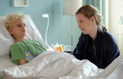 Der kleine Benno (Jimmy Gutzeit) vermisst seinen Vater und hofft, dass er wenigstens kommt, wenn er krank in der Klinik liegt. Manja Arnold (Teresa Weißbach) ist ratlos.