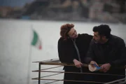 Anita (Pia Lanciotti) versucht, ihren Polizeikollegen Ivan De Santis (Carmine Recano) davon zu überzeugen, dass auf dem Segeltörn ein Verbrechen passiert ist, was die Überlebenden der Polizei verschweigen.