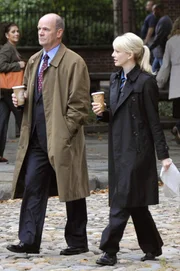 Vor 17 Jahren wurde eine junge Lehrerin vor einer Schule erschossen. Lt. John Stillman (John Finn, l.) und Det. Lilly Rush (Kathryn Morris, r.) nehmen den Fall wieder auf, als ein ehemaliger Schüler bei der Mordkommission erscheint ...