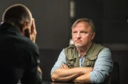Aktionskünstler Zoltan Rajinovic alias G.O.D. (Aleksandar Jovanovic, links) unter Verdacht: Kommissar Frank Thiel (Axel Prahl, rechts) verhört ihn.