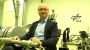 Karsten Schwanke in einem Fitnessgerät zur Reha für Astronauten, die lange Zeit der Schwerelosigkeit ausgesetzt waren.