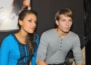 Im Gegensatz zu Dominik (Raul Richter) ist Jasmin (Janina Uhse) von Patricks Ideen für die Modemesse begeistert.