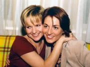 Kathrin (Andrea Kathrin Loewig, links) kann ihr Glück noch nicht fassen und erzählt Pia (Hendrikje Fitz) vom Mann ihrer Träume. Irgend einen Haken muss er doch haben...?