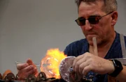 Am Brenner mit Glas zaubern, es formen, ihm Leben einhauchen – für Glasbläser Veit Hoch ist es der Traumberuf.