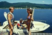 Tobias Reich (Sven Jürgen Hasper, l.) möchte seiner Freundin Britta (Claudia Arnold-Brauner, r.) mit seinen Wasserski-Künsten imponieren und löst damit ein Unglück aus.