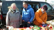 Trödelprofi Mauro Corradino mit Leonie (li.) und Esther auf dem FlohmarktTrĂ¶delprofi Mauro Corradino mit Leonie (li.) und Esther auf dem Flohmarkt