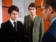 Der Direktor des Gymnasiums (Alfons Lipp, rechts) und ein Lehrer (Hubertus Petroll, Mitte) müssen Lothar (Andreas Seyferth) mitteilen, dass er die Abitursprüfung nicht geschafft hat.