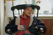 Auch der Kleinkriminelle Simon (Anders Nordahl) nistet sich bei Gösta ein.