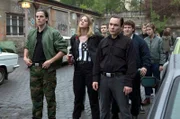 Roman (Ferdinand Lehmann, r.), Svenja (Nele Trebs, M.), Sascha (Theo Trebs, l.) und die Naziclique ziehen durch die Straßen.