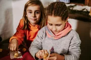 Kinder machen vergoldete Nüsse