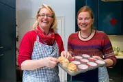 Michaela Frick (li.) und Helga Decker beim Kartoffel-Apfelblüten-Backen.