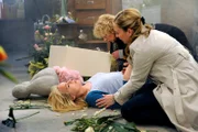ARD ROTE ROSEN FOLGE 1054. Caroline (Birgit Würz, r.) und Erika (Madeleine Lierck-Wien, M.) kümmern sich um die verletzte Katja (Saskia Valencia, liegend).