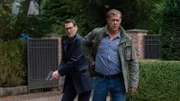 Lars und Finn bewegen sich auf die Villa des Mordopfers zu.