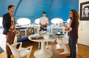 Jasmin Sayed (Sesede Terziyan, r.) und Wolf Malletzke (Christoph Grunert, M.) befragen Musikmanager Karsten Stritter (Robert Glatzeder, l.) in seinem Ufo-Büro, über das zerstrittene Verhältnis seiner Mutter zur Toten.
