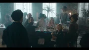 Luka (Lukas Langmyr Mabin, l.) taucht bei Lobelias Geburtstag auf.