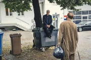 Von rechts: Als der Nachbar Gonzo (Michael Kranz) ihn auf einem Müllcontainer sitzend entdeckt, tut Kriminalhauptkommissar Franz Leitmayr (Udo Wachtveitl) so, als ob nichts Komisches vor sich gehen würde.