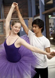 Tara (Xenia Goodwin) und Christian (Jordan Rodrigues), nach wie vor bilden sie ein perfektes Tanzpaar. Sie harmonieren einfach wunderbar zusammen. Die strenge Lehrerin und auch sie selbst sind sehr zufrieden.
