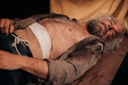 Tano (Vincenzo Ferrera) ist beim tosenden Sturm auf Deck schwer verletzt worden.