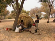 Ein Filmteam bei den San, einem der ältesten afrikanischen Volksstämme.