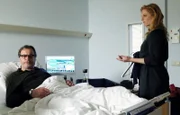Um seine Inkontinenz vor seiner jungen Freundin Lulu (Nora Koppen) zu verbergen, vergrault André Roth (Joachim Raaf) sie mit barschen Worten.