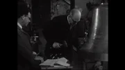 Mit der Stimmgabel wird der Ton der neuen Glocke geprüft.