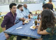 Das gemütliche Zusammensitzen haben sich Adam Noshimuri (Ian Anthony Dale), Jerry Ortega (Jorge Garcia), Lou Grover (Chi McBride) (v.l.n.r.) und die anderen redlich verdient .. doch werden auch alle an diesem Tisch sitzen können?