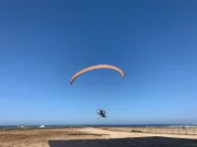 Ausflug von Küchenchef Jörg Schwab und Gästebetreuer Bernd Wallisch von Valparaiso in Chile an den Strand von Concon. Aufnahme von einem Paratrike im Flug am Strand von Cocon.
