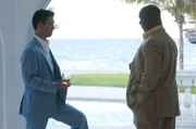 Michael (Jeffrey Donovan, l.) gelingt es, Vaughn (Robert Wisdom), der einen Schwerverbrecher versteckt hält, davon zu überzeugen, ein Treffen mit diesem zu arrangieren.