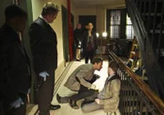 Steht dem durchgeknallten Ermittler Sherlock Holmes (Jonny Lee Miller, vorne 2.v.r.) zur Seite und stellt fest, dass ihr das Klären von Verbrechen deutliche mehr liegt, als sie anfänglich gedacht hat: Joan Watson (Lucy Liu, M.)