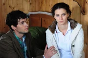 Peter (Daniel Fünffrock, l.); Elena (Lili Gesler, r.)