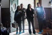 V.l.: Allie Rajan (Mandeep Dhillon), Josh Folsom (Matt Lauria), Serena Chavez (Ariana Guerra) und Beau Finado (Lex Medlin)  +++