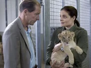 NDR Fernsehen TIERÄRZTIN DR. MERTENS III. STAFFEL, FOLGE 28, "Große Erwartungen", am Dienstag (12.04.11) um 21:45 Uhr. Für Dr. Fährmann (Michael Lesch, l.) ist der Löwennachwuchs ein Garant für sein neues Projekt, Leipzig wieder im internationalen Löwenzuchtprogramm zu etablieren.  Als er Dr. Susanne Mertens (Elisabeth Lanz, r.) mit dem kränkelnden Nachwuchs auf dem Weg in die Krankenstation trifft, brechen die alten Konflikte der beiden Kontrahenten wieder auf.