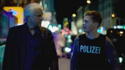 Kalli (Ferdinand Hofer, re.) informiert Kriminalhauptkommissar Franz Leitmayr (Udo Wachtveitl), was er bisher herausgefunden hat über die Smart-Toy-Puppe und die Selbsthilfegruppe erwachsener Mißbrauchsopfer.
