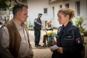Franzi (Rhea Harder-Vennewald) kommt mit ihrer Befragung der Ladenbesitzer selbst bei dem direkten Nachbarn (Till Huster) von Nina Hell nicht weiter. Auch er will nichts gesehen haben.