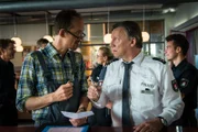 Widerwillig zeichnet Haller (Hannes Hellmann, r.) den Stundenzettel des Handwerkers (Rudolf Krause, l.) ab.