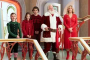 Santa Claus (Tim Allen) und Carol Calvin (Elizabeth Mitchell).