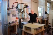 Manufakturarbeit: Bis heute werden zur Herstellung der Bausteine auch historische Handpressen genutzt.