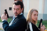 Kommissar Bergmann (Hary Prinz, li.) und seine Partnerin Anni (Anna Unterberger, re.) haben einen neuen Fall: Indie-Sängerin Alex wurde ermordet. Wer hat ihren Ofen verstopft und so die Kohlenmonoxidvergiftung herbeigeführt?
