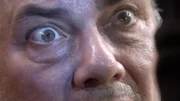 Ein Mann wurde beim Verlassen eines Swingerclubs mit einem Messer attackiert. Was haben die Augen von Aldo (Richard Petrocelli) gesehen? Kann der Obdachlose als Zeuge wichtige Informationen liefern?