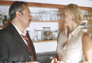 Ministerpräsident Achimsen (Wolfgang Stumph, re.) und Gattin Heide (Katja Riemann) haben Eheprobleme.