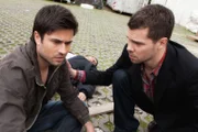 Nils (Martin Baden, re.) sorgt geistesgegenwärtig dafür, dass Paco (Milos Vukovic) nicht am Tatort erwischt wird.