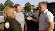 Trödelprofi Otto gibt Monika und ihrer Tochter Ireen noch einige wichtige Tipps für den Flohmarkt.