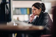 Léa (Adèle Wismes) recherchiert etwas am Computer. Hat das etwas mit den Geschehnissen auf dem untergegangenen Segelschiff zu tun?