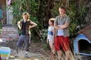 "The Middle", "Der Gartenschlauch." Sue erfährt zufällig, wie wenig ihr Vater in Wahrheit verdient. Sie beschließt die Familie zu unterstützen, indem sie auf einen lang ersehnte Ausflug verzichtet. Frankie trifft wieder einmal auf die gefürchtete Nachbarin Rita Glossner, die ihr - nicht ganz zu Unrecht - vorwirft, den Gartenschlauch gestohlen zu haben. Und Brick erfährt in der Schule von den Blumen und den Bienen. Zu Hause erhält er dann einen detaillierten Aufklärungsunterricht von Axl. Im Bild (v.li.): Parker James Bolek (Wade Glossner), Gibson Bobby Sjobeck (Diaper Glossner), David Chandler (Derrick Glossner).