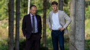 Markus (Timo Ben Schöfer, l. mit Robin Schick, r.) will den nächsten Schritt wagen, um den Verkauf des Fürstenhofs langsam in die Wege zu leiten.