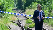 Wer könnte das Opfer, den Schlossermeister und Eisenbahnfreund René Kowarz, zur Tatzeit an den Gleisen gesehen haben? Austauschpolizist Eddi Jansons (Gustavs Gailus) will nach Zeugen suchen. Von seinem Opa hat er gelernt, wie man auf den Bahnschwellen gut vorankommt. Aber funktioniert diese Methode wirklich?