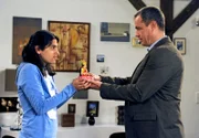 Torben (Joachim Kretzer, r.) nutzt Rajans (Daniel Probat, l.) Gastgeschenk, um wieder Kontakt zu Anne zu suchen.