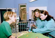 Dr. Kathrin Globisch (Andrea Kathrin Loewig, links) hat ohne Erlaubnis der Sachsenklinikdirektion ein krankes Mädchen und ihre Mutter (Ines Baric) aus Kroationen einfliegen lassen. Ist Kathrin dieses Mal zu weit gegangen?