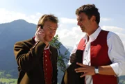 Mitten in den Proben der Musikkapelle erreicht Hans (Heiko Ruprecht, l.) und Martin (Hans Sigl) ein Notruf.